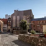 Old Town Retreat Next To St Peter Church *