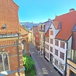 Old Town Retreat Next To St Peter Church *