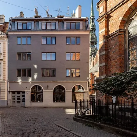 Old Town Retreat Next To St Peter Church *