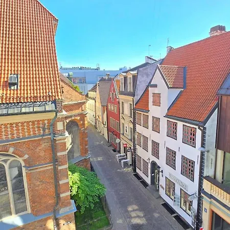Old Town Retreat Next To St Peter Church *
