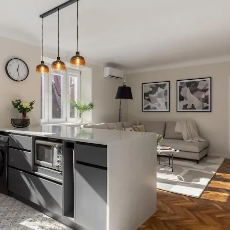 Daire Old Town Retreat Next To St Peter Church *